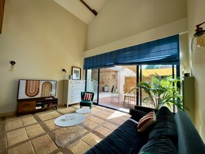 Smart TV, books, stereo