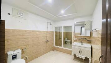Deluxe Double Room | Bathroom