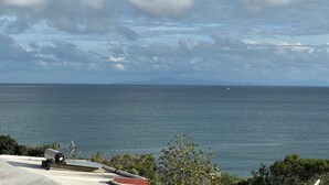 A coastal view with a clear sky, calm sea, and distant land. - Le Lagon 11 - Large T2 Sea and Bay View - SAINTE LUCE (Sainte-Luce)