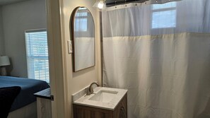3 bedrooms, iron/ironing board, WiFi, bed sheets - Cozy Retreat in Historic Northport Minutes to Bama (Northport)