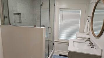 Douche, sèche-cheveux, serviettes fournies, savon