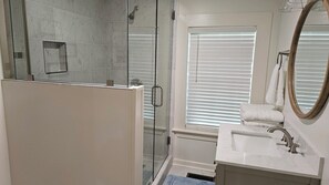 Shower, hair dryer, towels, soap - Cozy Retreat in Historic Northport Minutes to Bama (Northport)