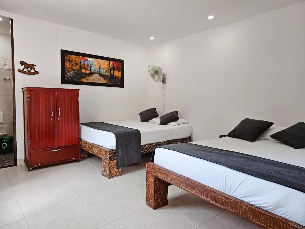 Habitación cuádruple familiar | Tabla de planchar con plancha y wifi gratis 