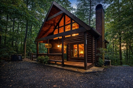 Exterior. Smokies Escape 1.2 mi from GSMNP! Fireplace, Hot Tub, King Suite
