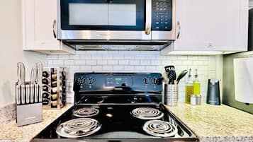 Een koelkast, een microgolfoven, een oven, een kookplaat