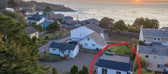 The Flipper: 2BR Coastal Cottage Walk to Depoe Bay, Hot Tub & Arcade & Fire Pit