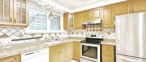 ثلاجة، ميكروويف، فرن، موقد طهي مسطح