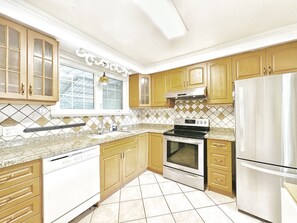 Fridge, microwave, oven, stovetop - Cozy 3-Bedroom House (Toronto)