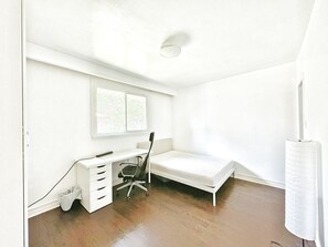 3 bedrooms, desk, WiFi, bed sheets - Cozy 3-Bedroom House (Toronto)