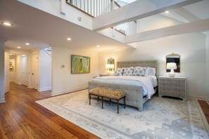 5 habitaciones, tabla de planchar con plancha, wifi y ropa de cama
