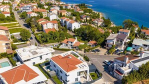 Un quartier résidentiel avec des maisons, une route et une étendue d’eau.