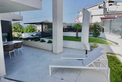 Modern Villa Sarah with heated pool & Seaview