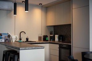 Fridge, oven, stovetop, dishwasher