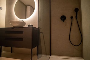 Secador de cabelo, toalhas de banho