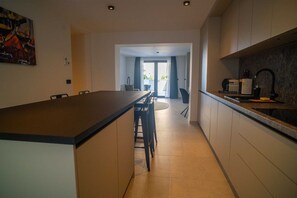 Fridge, oven, stovetop, dishwasher