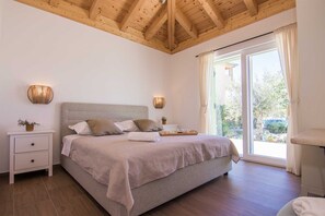 4 bedrooms, iron/ironing board, bed sheets