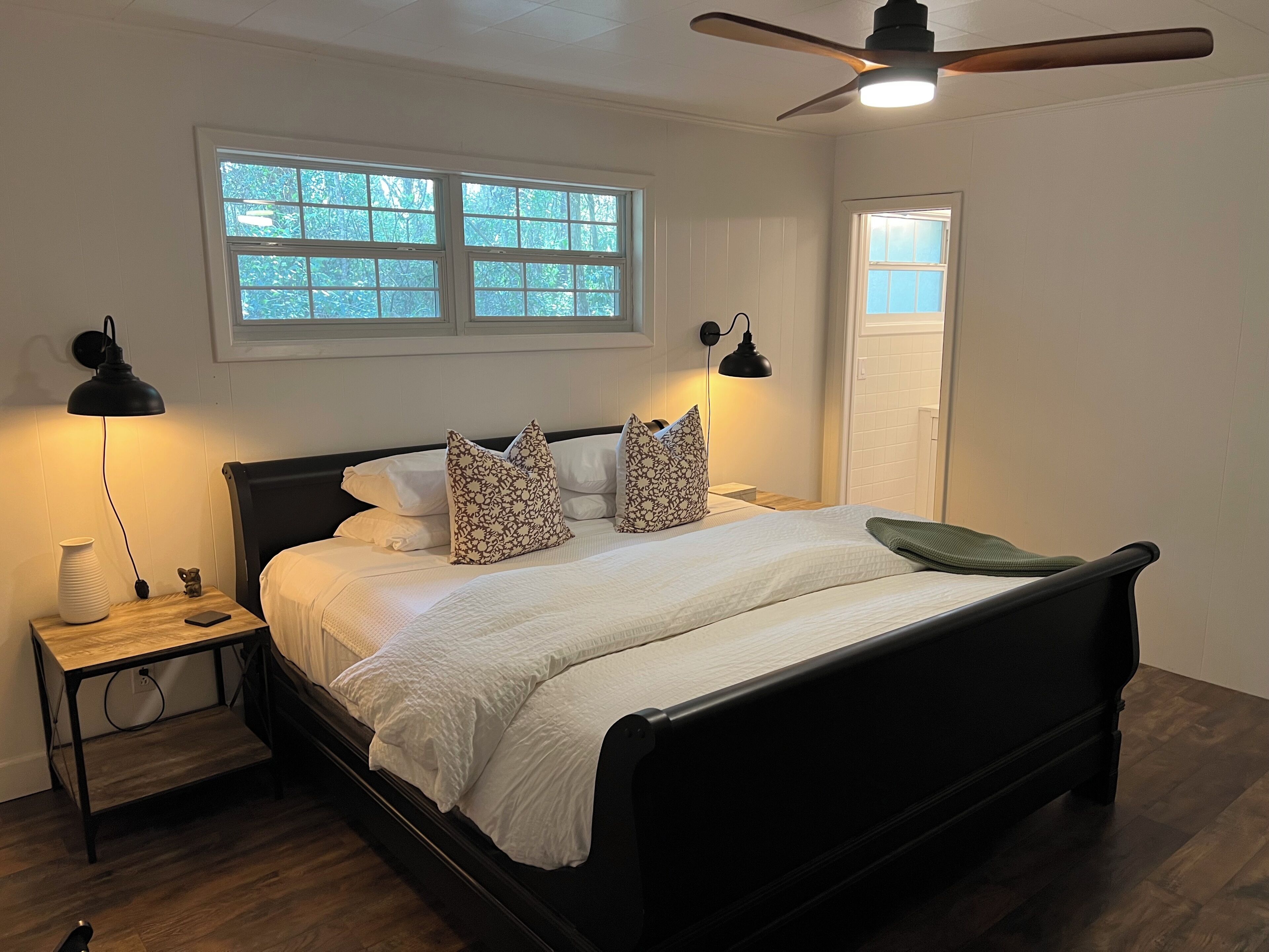 3 عدّة غرف نوم ومكواة/لوح كي وواي فاي وملاءات أسرّة