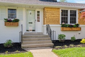 A house with a front porch, a wooden door, and a number 304 on the wall. - 🐴🏠 CHARMING DOWNTOWN GEORGETOWN 3-bed/2-bath home. Professionally decorated. (Georgetown)