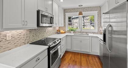 🐴🏠 CHARMING DOWNTOWN GEORGETOWN 3-bed/2-bath home. Professionally decorated.