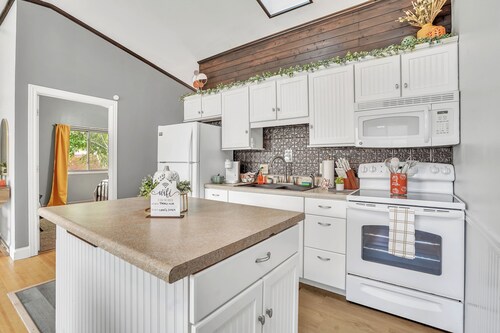 ⛰️Peaks of Pipestem ⛰️
Brand new listing with all NEW furnishings 