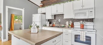 ⛰️Peaks of Pipestem ⛰️
Brand new listing with all NEW furnishings 