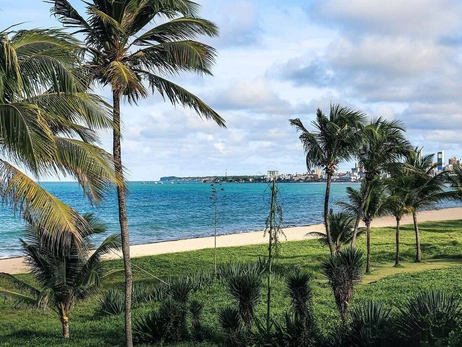 Na praia, areia branca