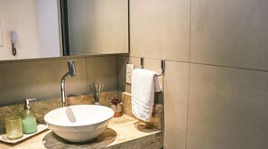 Superior Apartment | Bathroom | Shower, towels, toilet paper