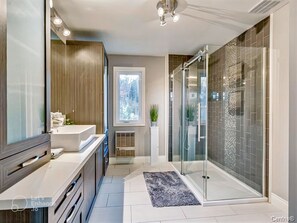 Dusj, boblebad, hårføner og håndklær