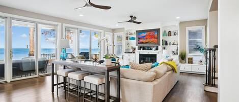 Smart-TV, Kamin, Arbeitsbereiche