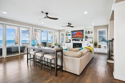 Waterfront- 5-bedroom house with dock in charming North Beach