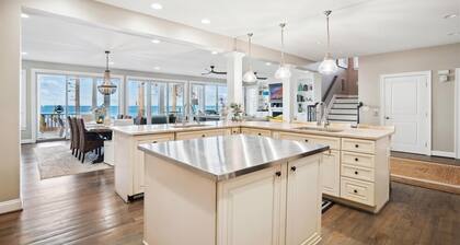 Waterfront- 5-bedroom house with dock in charming North Beach