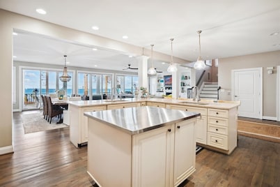 Waterfront- 5-bedroom house with dock in charming North Beach