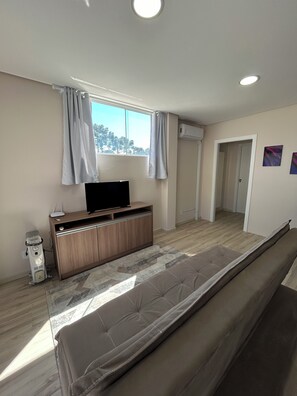 Interior - Kitnet Mobiliada 01 - Com 1 Cama de Casal, 2 Camas de Solteiro e 1 Sofá Cama (Ceramarte Rio Negrinho)