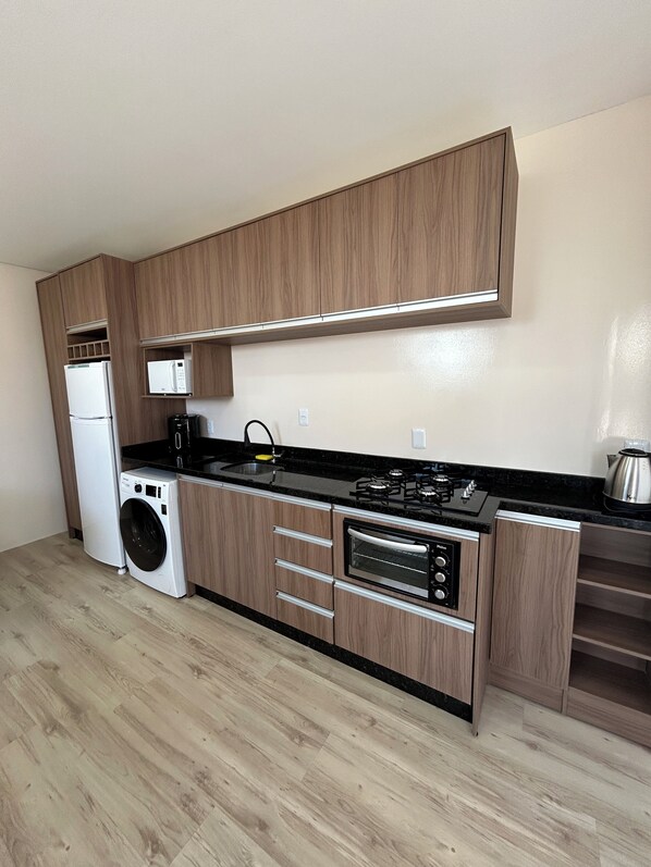 Kjøleskap, mikrobølgeovn, ovn og kokeplater