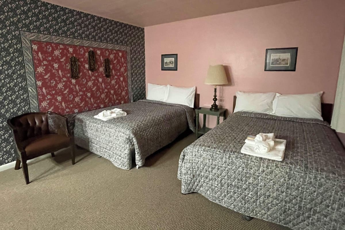 Phòng, không hút thuốc (2 Full Beds) | Két bảo mật tại phòng, bàn, bàn ủi/dụng cụ ủi quần áo 