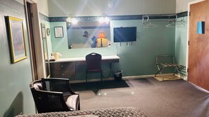 Coffres-forts dans les chambres, bureau, fer et planche à repasser