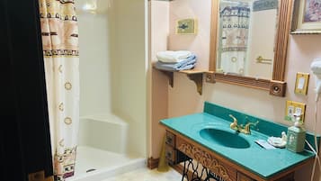 バスアメニティ (無料)、ヘアドライヤー、タオル