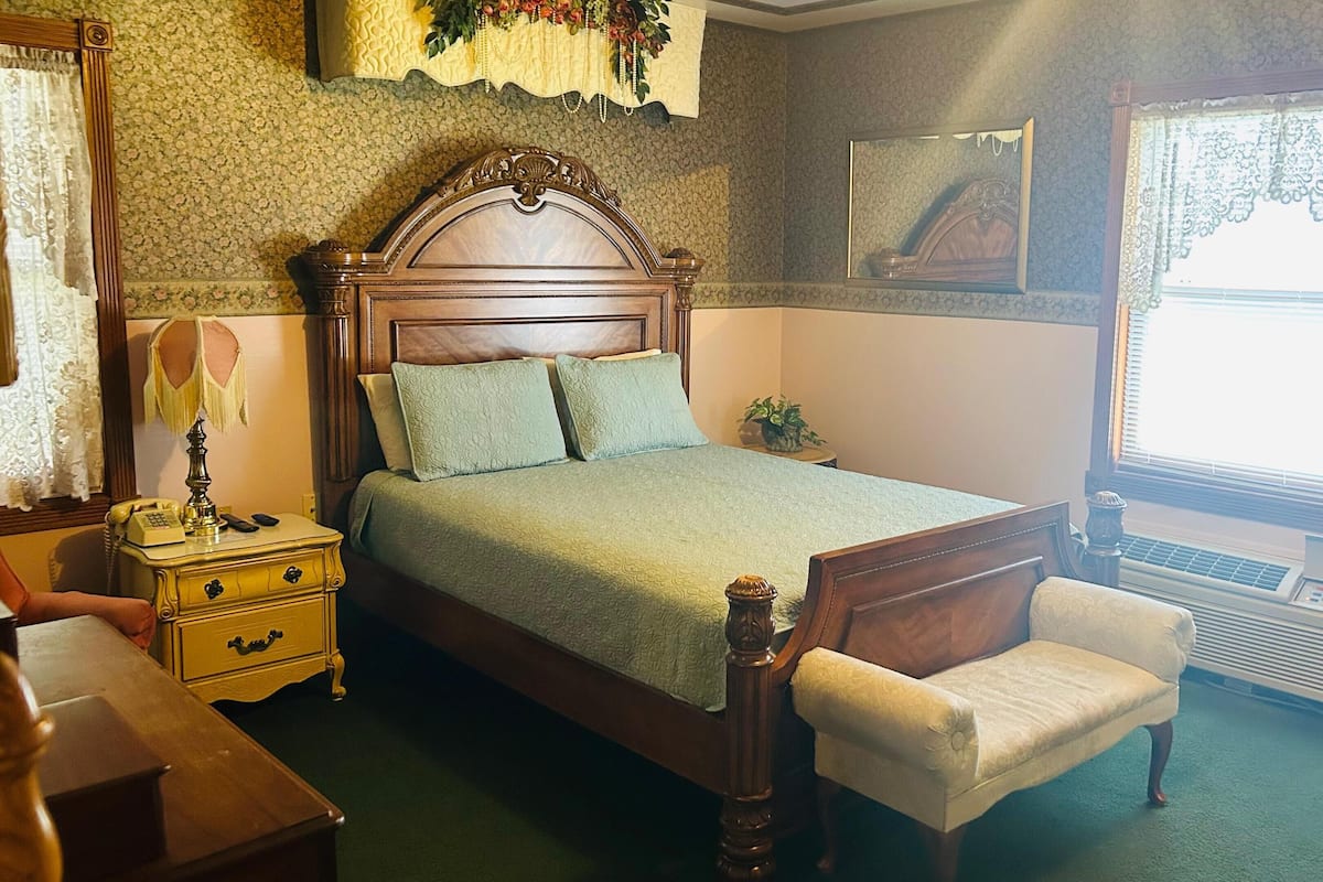 Phòng Premium, 1 giường cỡ queen, không hút thuốc | Két bảo mật tại phòng, bàn, bàn ủi/dụng cụ ủi quần áo 