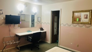 Chambre, 1 lit double, non-fumeurs (Full Bed) | Coffres-forts dans les chambres, bureau, fer et planche à repasser