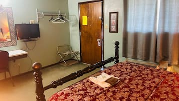 Habitación, 1 cama King size, para no fumadores | Caja de seguridad en la habitación y escritorio