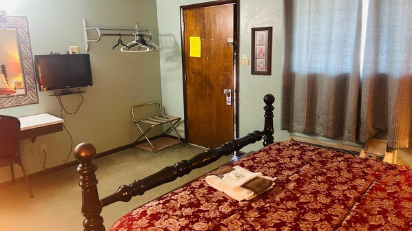 Caja de seguridad en la habitación y escritorio 