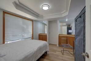 5 Schlafzimmer, Schreibtisch, Bügeleisen/Bügelbrett, Reisekinderbett