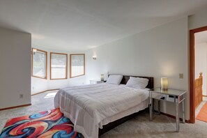 5 makuuhuonetta, työpöytä, silitysrauta/-lauta, vauvan matkasänky