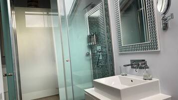 SĂšche-cheveux, bidet, serviettes fournies, savon