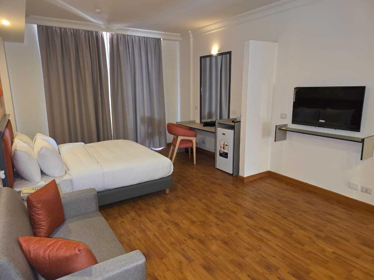 Junior Suite, Balcony, City View | In-room dining