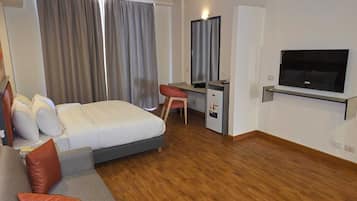 Junior Suite, Balcony, City View | In-room dining