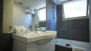 家庭套房 | 浴室 | 淋浴/盆浴组合、免费洗浴用品、吹风机、拖鞋
