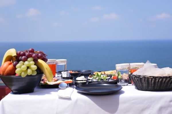 Desayuno completo diario (USD 17 por persona)