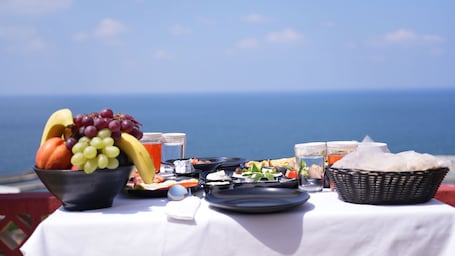 Desayuno completo diario (USD 17 por persona)