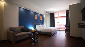 普通套房, 露台, 城市景 | 房內夾萬、書桌、遮光窗簾/窗簾、隔音